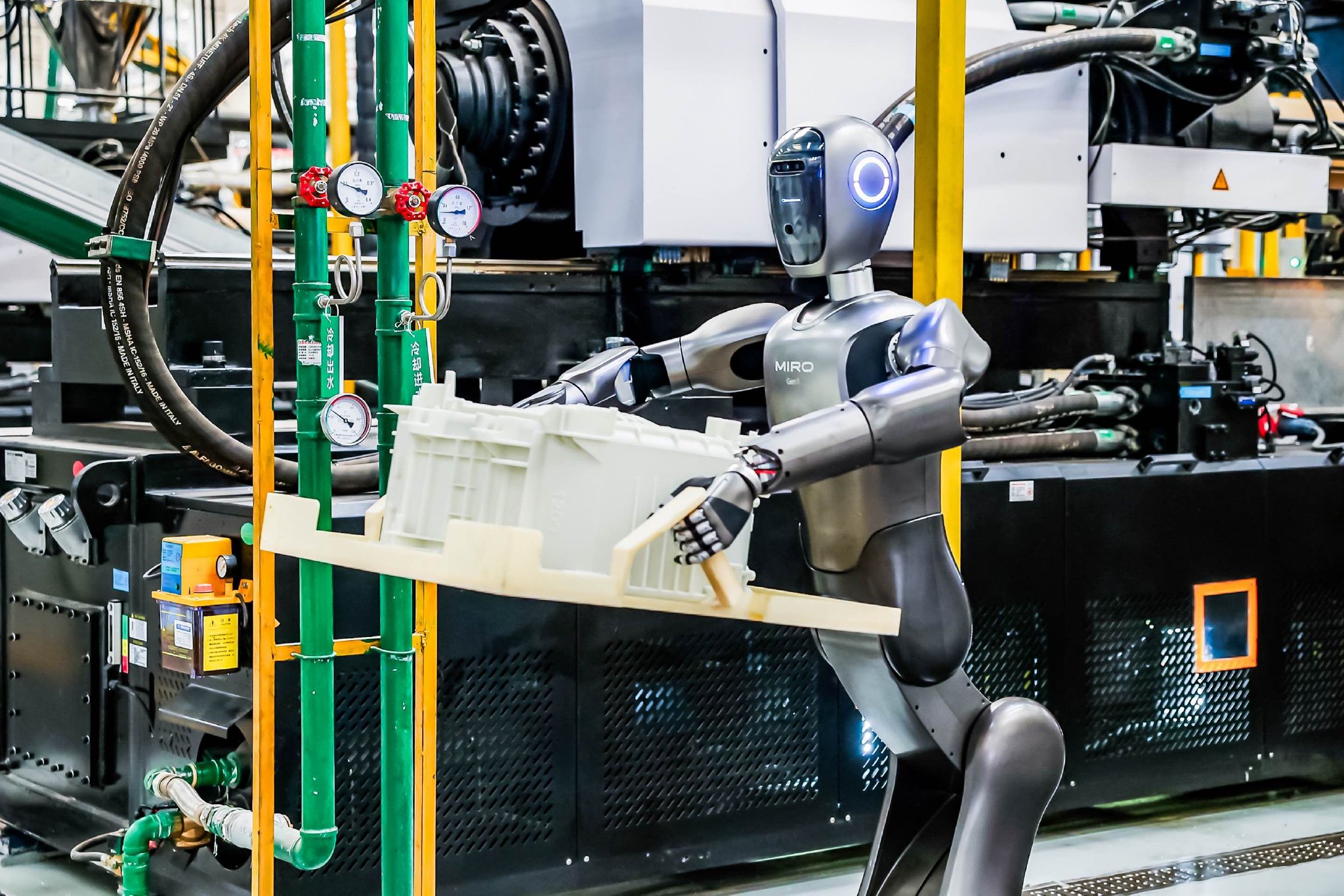 （美罗在注塑车间执行搬运任务 图源：美的）