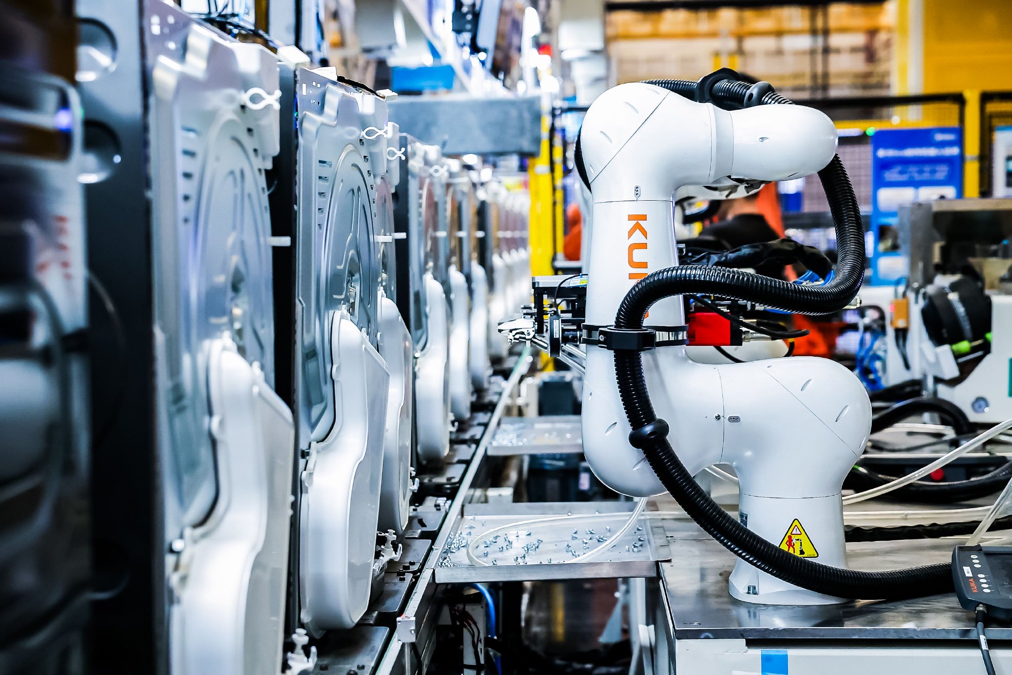 （iico机器人在完成锁附螺丝的工作 图源：美的）