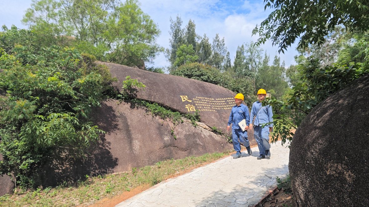 南方电网广东揭阳惠来供电局前詹供电所工作人员走进榕石生态园了解用电需求。周舒婷　摄
