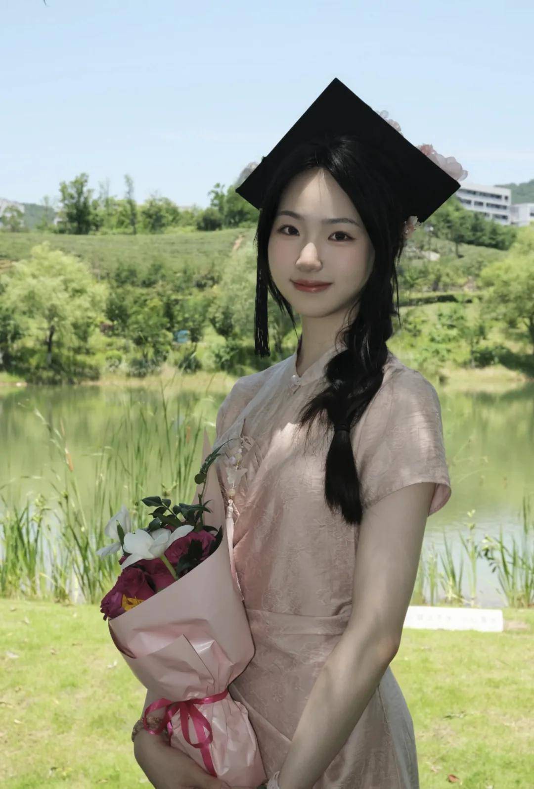 万逸雯穿着新中式服饰拍摄毕业照