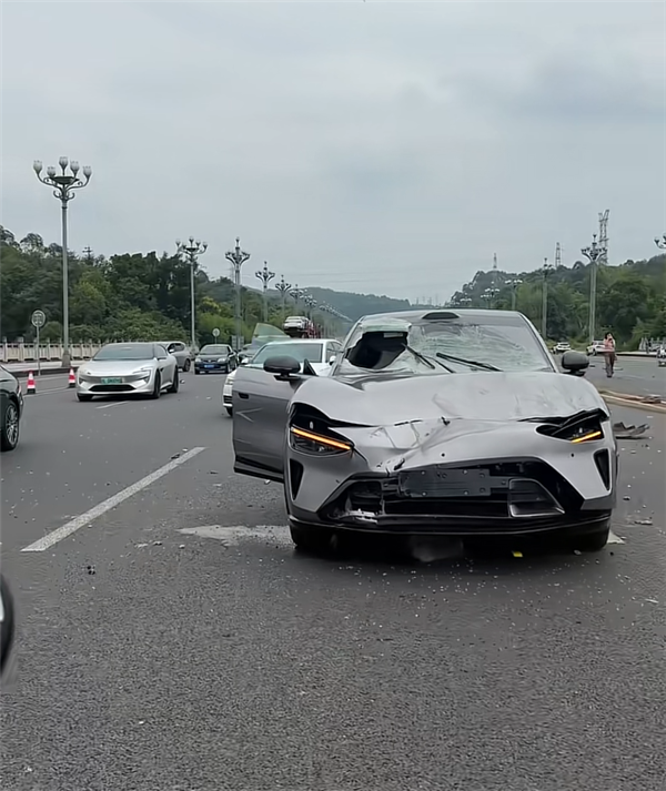 小米YU7还没上牌就被劳斯莱斯撞了 一旁特斯拉未能幸免