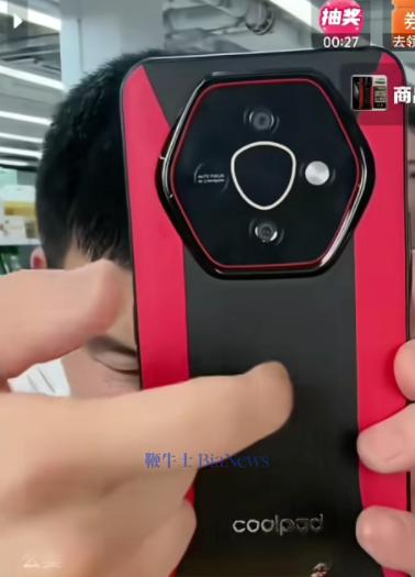 ▲“嘎子哥”在直播间卖酷派手机，截图自直播间。