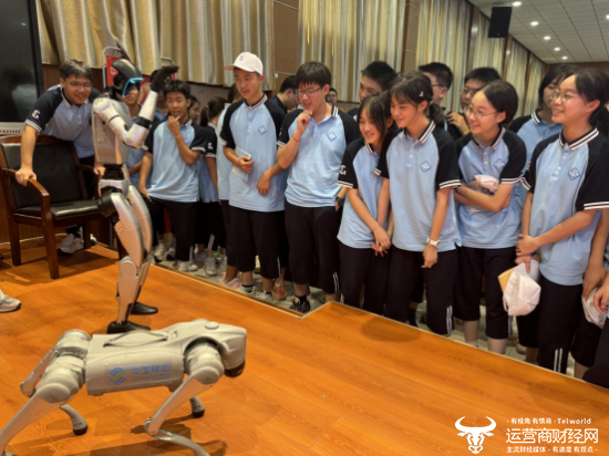 (学生们在“开学第一课”与智能机器人、机器狗互动)