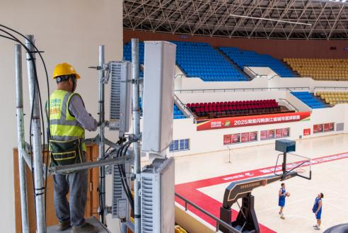 在台州椒江体育馆，浙江移动提前部署引入5G-A 3CC技术，保障观众直播、社交等高并发网络需求 