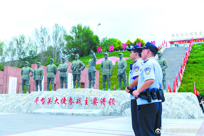 灵丘县公安局白崖台派出所民警在平型关大捷纪念馆广场开展常态化治安巡逻。赵帅摄