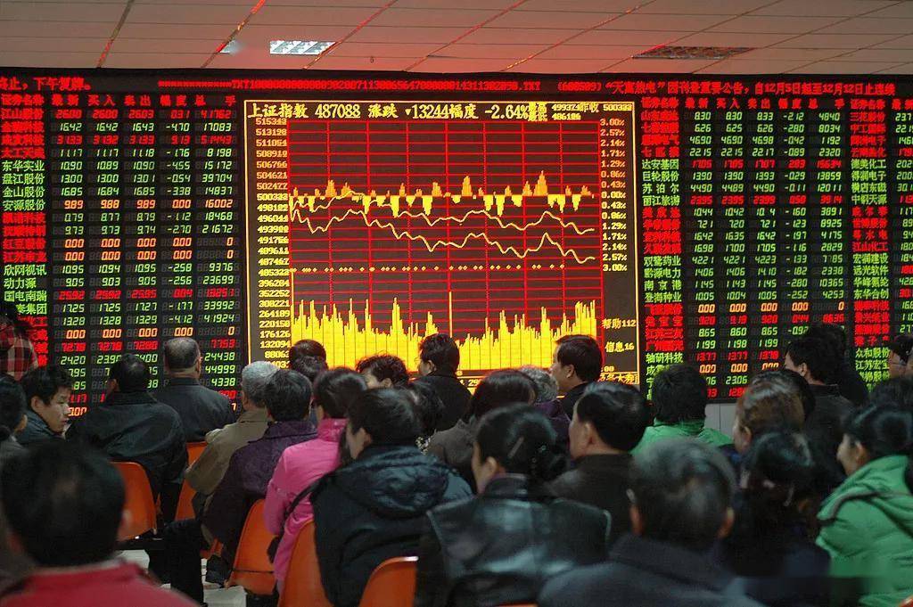 2007年，观看股市行情的股民们