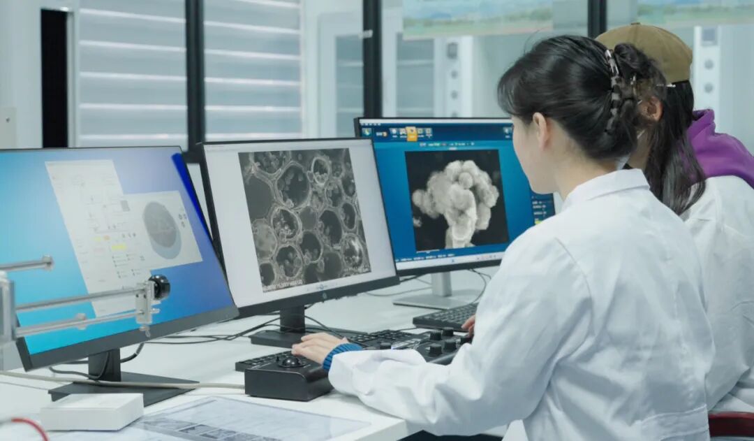 研发人员正在观测竹基材料内部结构