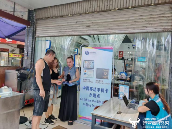 米粉店主阿莲为到中国的越南客户办理中国移动套餐