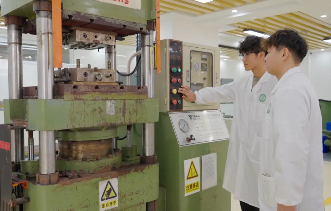 研发人员正在用竹纤维压制一次性快消品