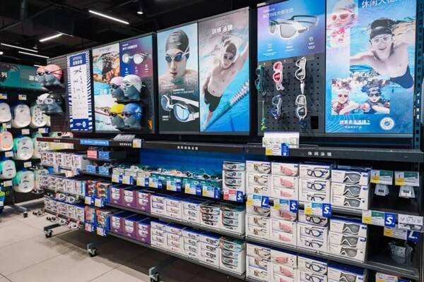迪卡侬门店里陈列的泳镜产品