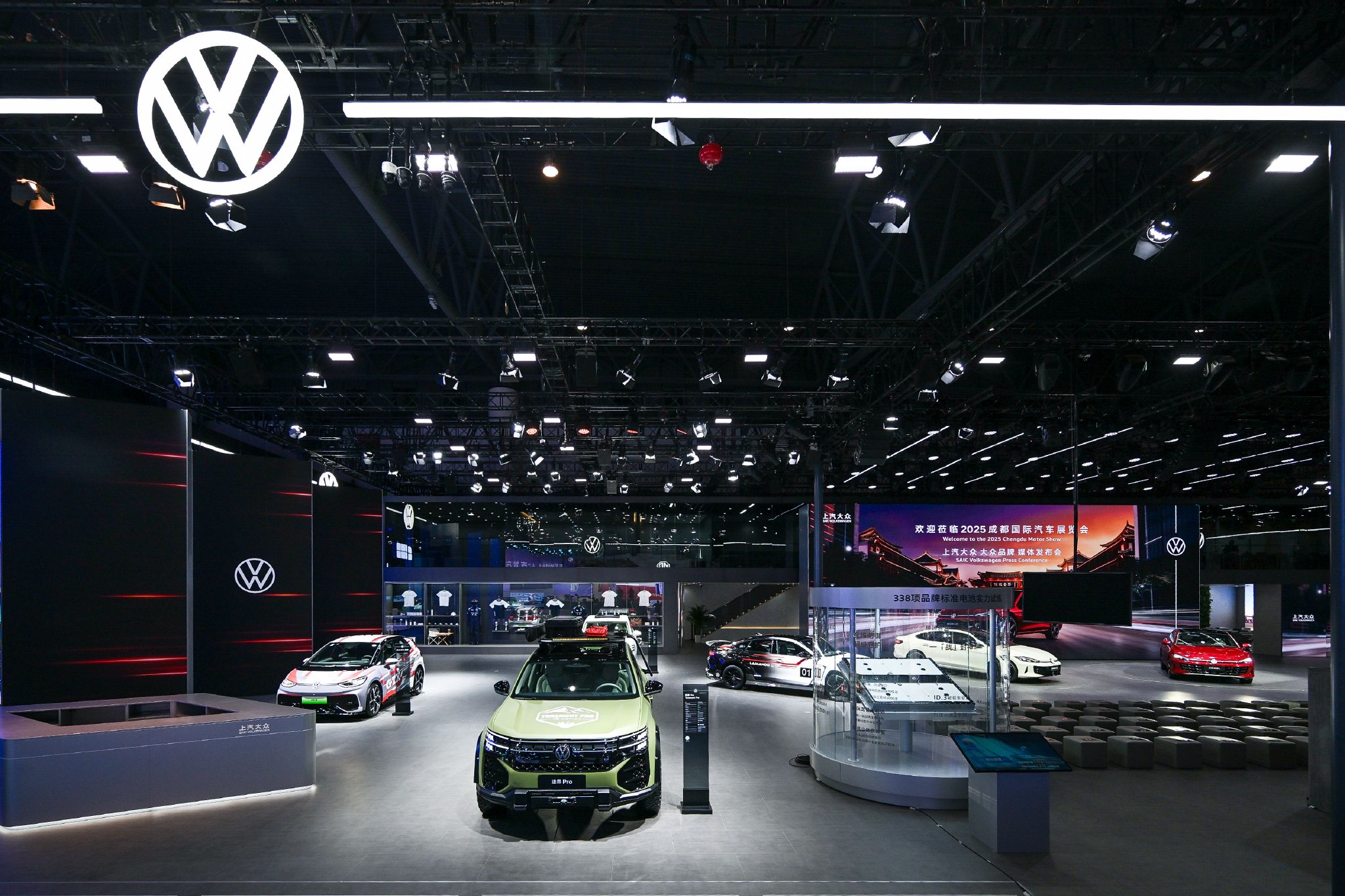 2025成都车展：全新凌渡L上市引领油车个性化风潮，上汽大众持续发力 “油电同进”