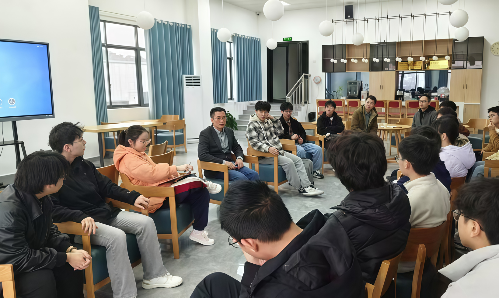 彭立新教授教学现场，图片由本人提供，AI进行清晰度处理