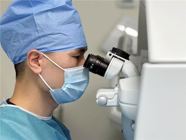 （何国利医生为患者做手术）