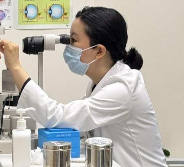 （彭暖医生为患者做检查）