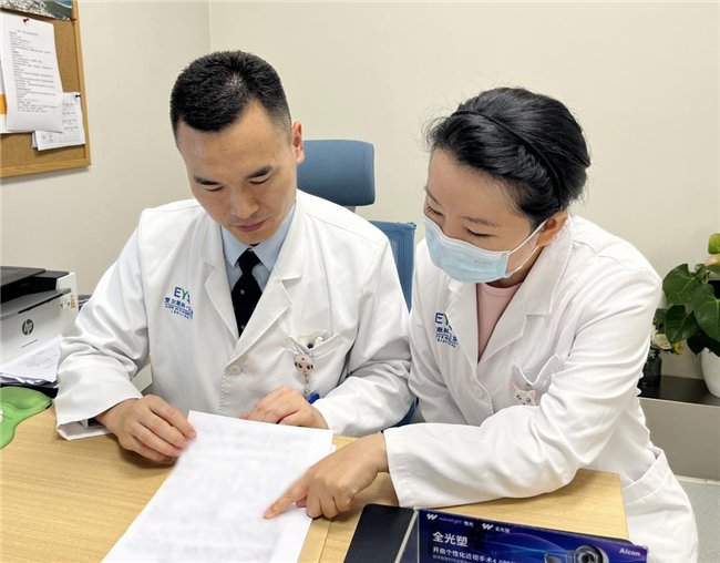 （彭暖医生与何国利医生共同商讨手术方案）