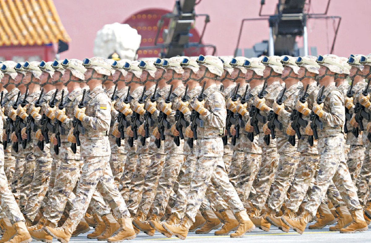 预备役部队方队走过天安门广场,全军8大军兵种军旗臂章在预备役部队