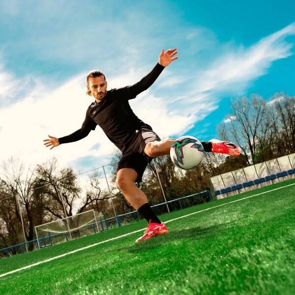 迪卡侬与Antoine Griezmann合作的成人短钉足球鞋