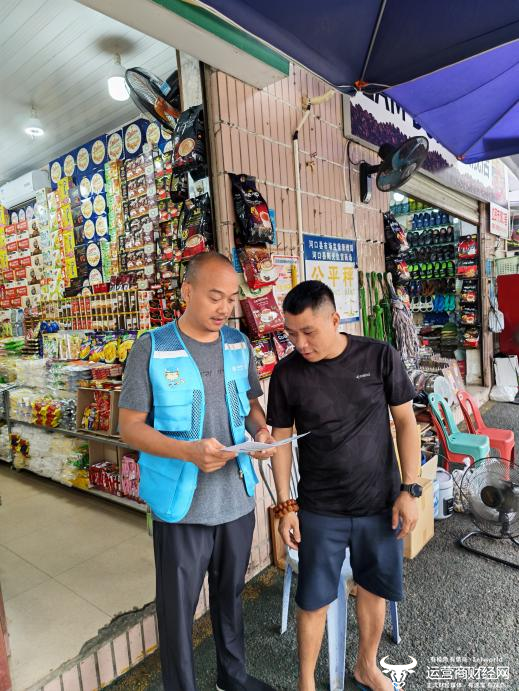 工作人员向到中国的越南客户讲解套餐详情