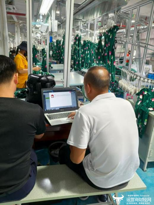 工作人员进入河口县工厂帮助越南工人办理“工资卡+移动号卡”套餐