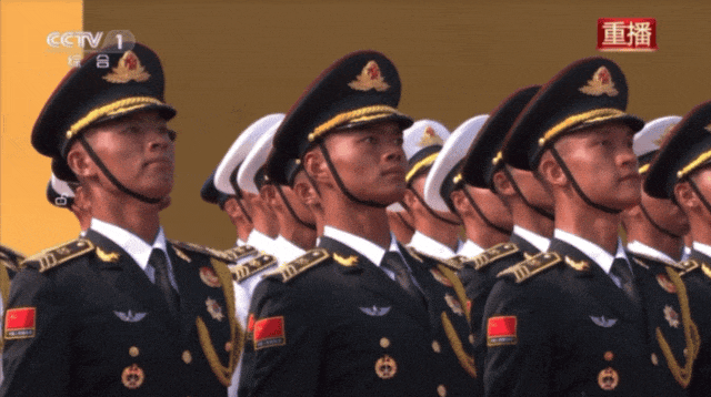 之后,学生们的背影挺拔,歌声嘹亮,老兵们昂首挺立,敬礼致意