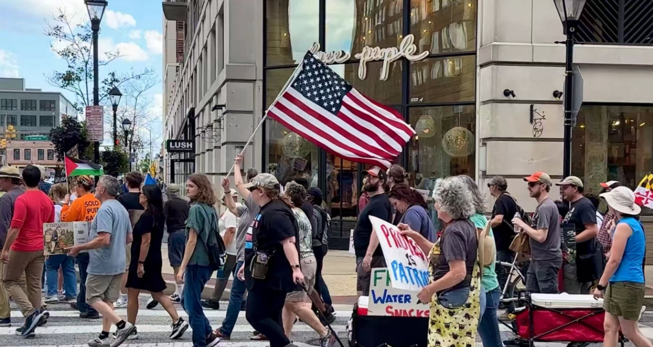 特朗普政府违反美联储独立性的一系列行为，被认为已经对美国制度框架宣战，引发美国民众的抗议。摄/金焱