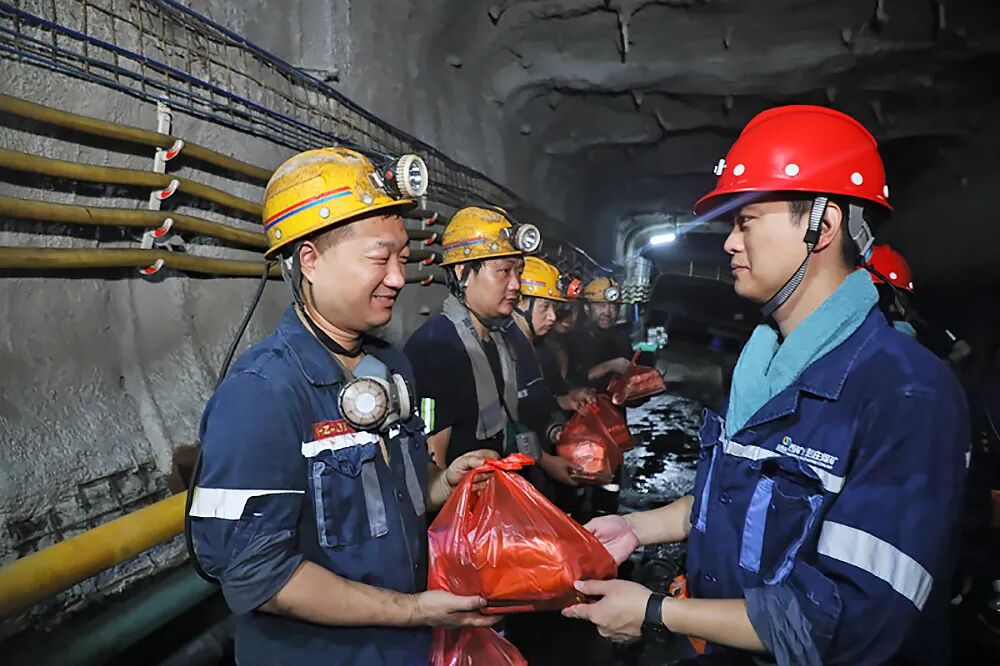 山东能源彭庄煤矿:慰问送一线 温情嘱安全_新浪财经_新浪网