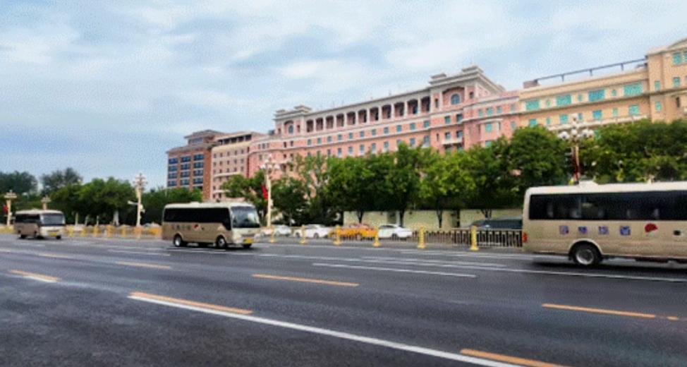 新能源汽车_比亚迪T18纯电动环卫车_中国新能源车企阅兵