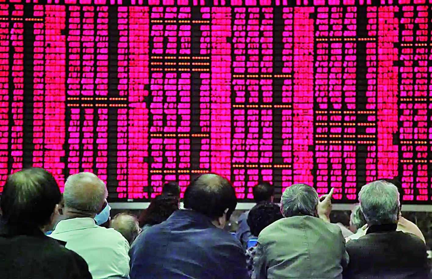 股民在证券交易所观察行情