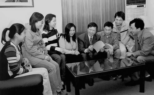 林尊琪（右四）和他的学生。