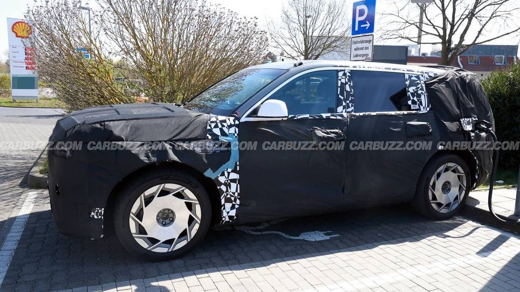 ▲ IT之家注：此为今年早些时候被拍到的同款车型谍照，下同