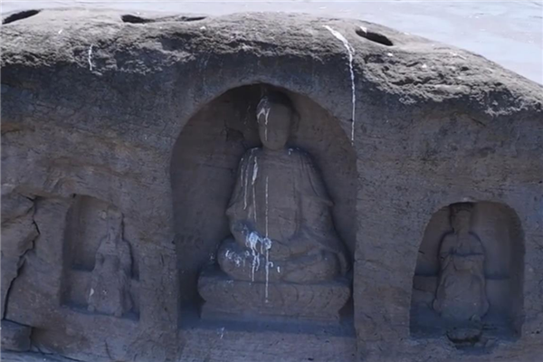 长江重庆段水位下降露出历史石佛 众多游客隔岸祈福