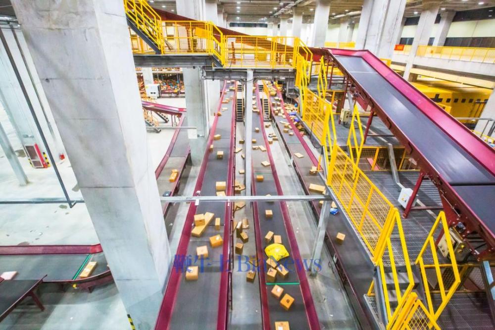 ▲韵达快递分拣车间