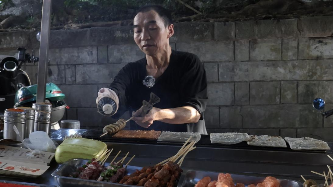 “独臂大叔”铁签做手 烤出温暖人生|烧烤|苕皮_新浪新闻