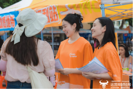 （湖北移动工作人员为新生讲解反诈知识）