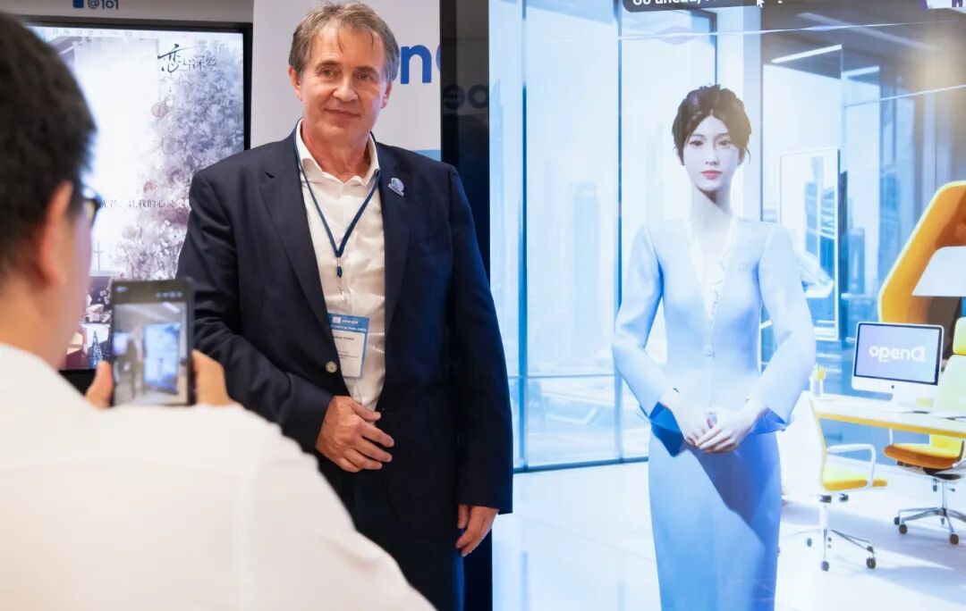 网龙展示了交互式AI数字人、普罗米休斯ActivPanel 