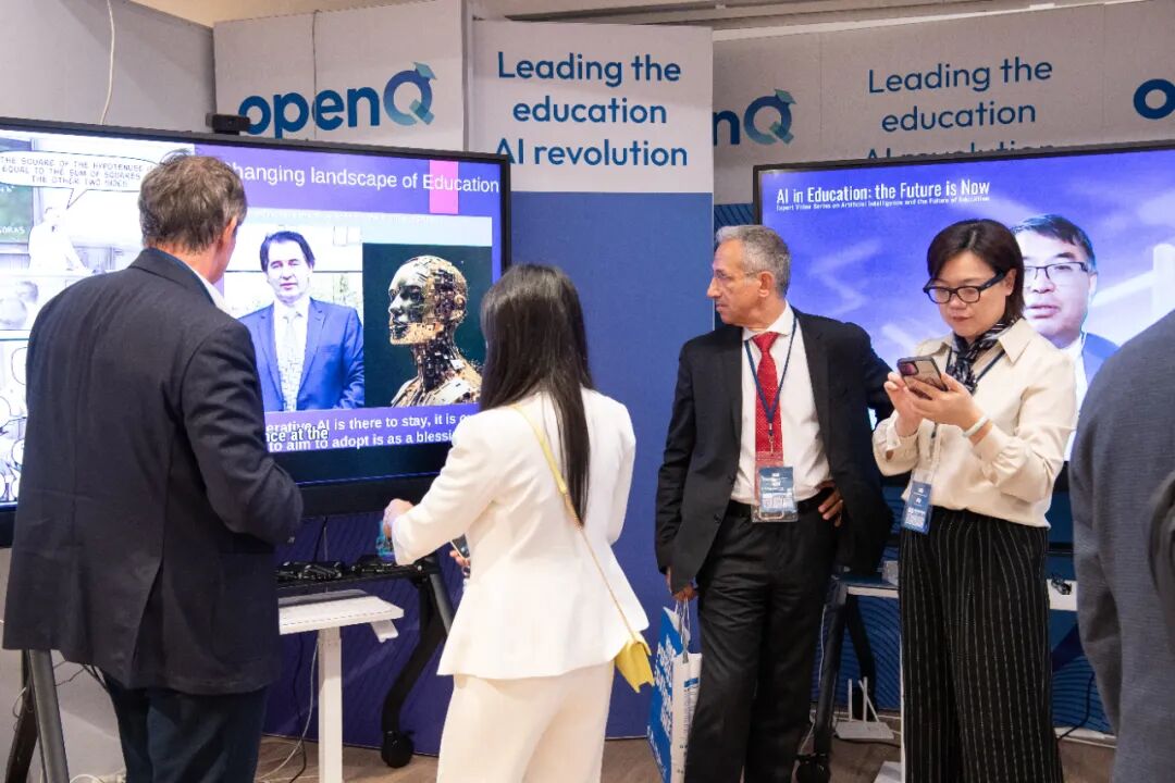 网龙展示了交互式AI数字人、普罗米休斯ActivPanel 