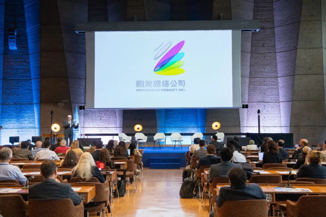 网龙向与会嘉宾介绍“AI+教育”业务成果