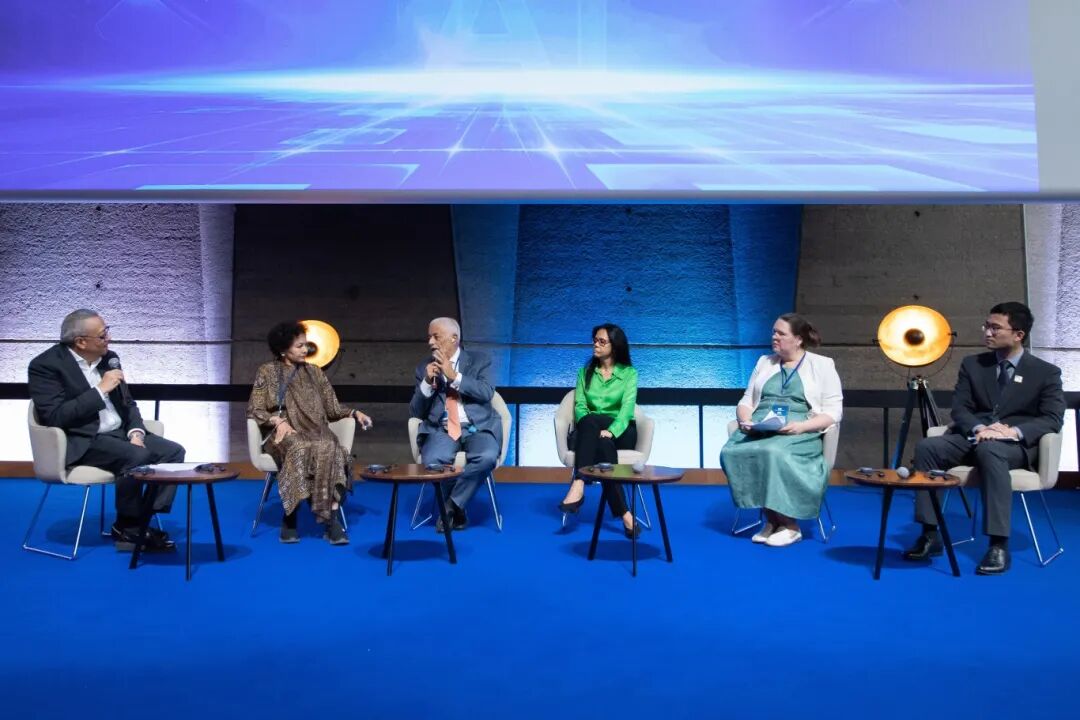 梁念坚博士（左一）主持了平行会议“实践与知识交流”，并与