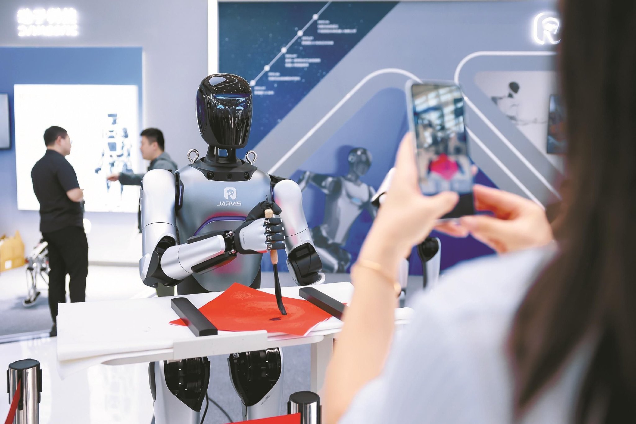 写书法的人形机器人。（殷聪 摄）