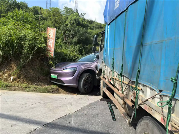 从现场图片看，这辆紫色的智界R7受损严重，右侧两扇车门为正面冲击受力点，车窗玻璃碎裂，侧面安全气帘弹出。