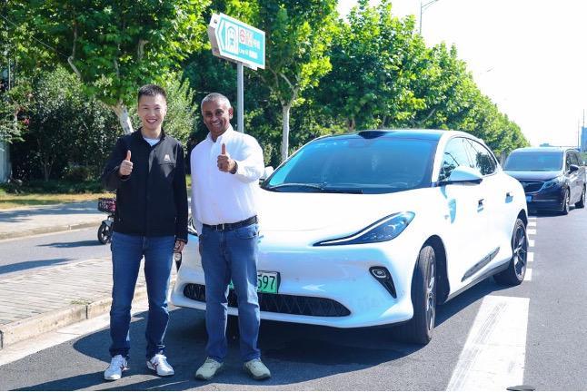 ▲ Momenta CEO 曹旭东与 Uber CFO Prashanth Mahendra-Rajah