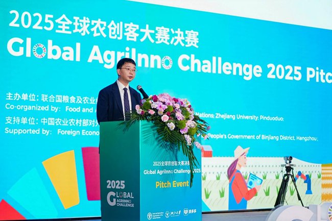 浙江大学副校长周江洪为大赛致辞。傅俊豪/摄