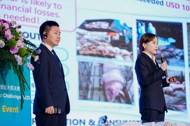 现场路演环节，中国猪群实时守护战团队代表介绍项目。傅俊豪/摄