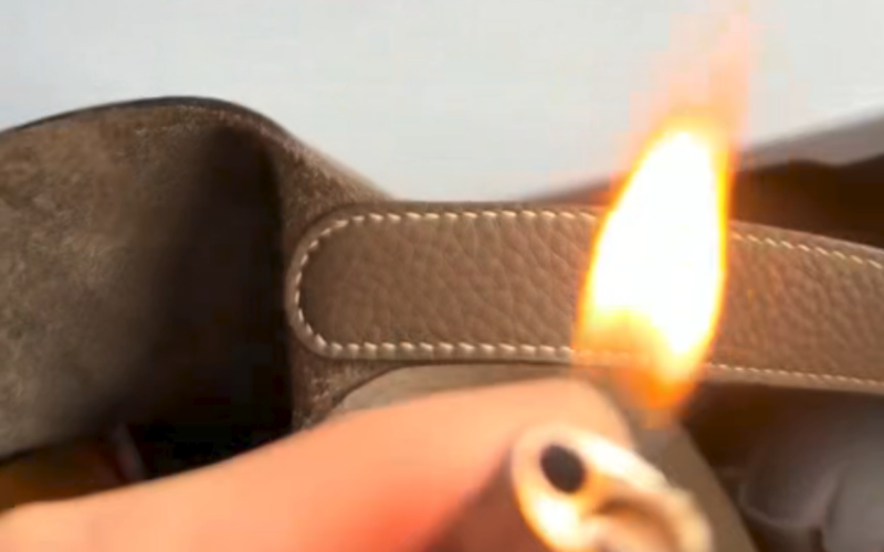 ▲视频显示，乘客在飞机上用打火机打火。图/华商报大风新闻截图