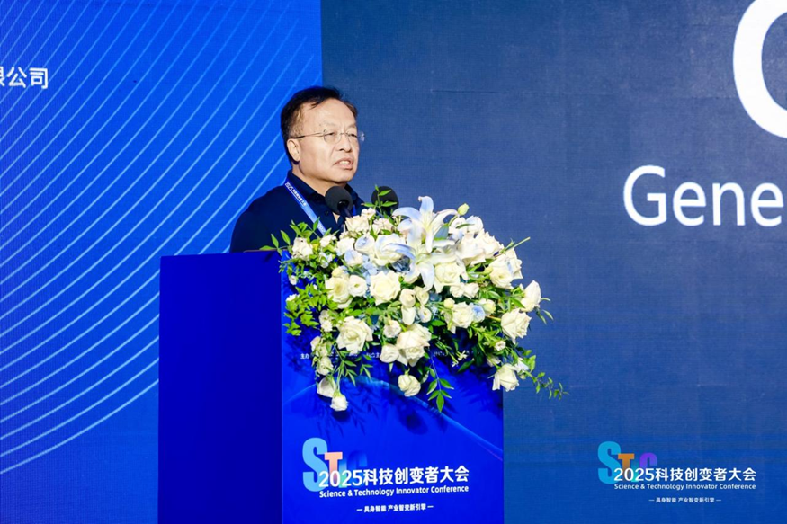 图注：北京智源人工智能研究院理事长、北京大学计算机学院教授黄铁军