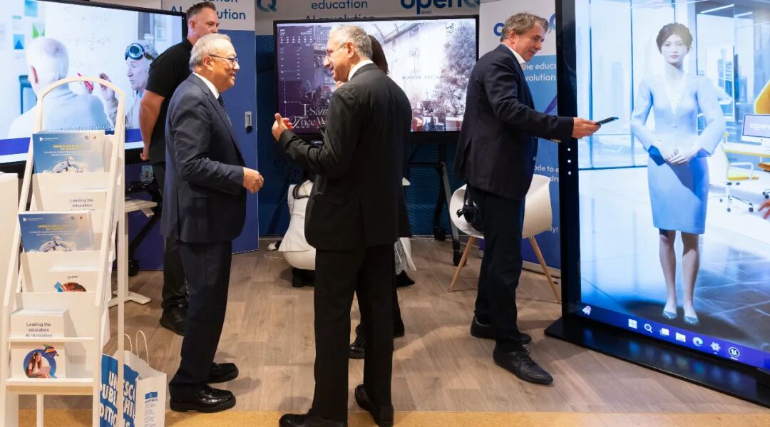 网龙展示了交互式AI数字人、普罗米休斯ActivPanel 