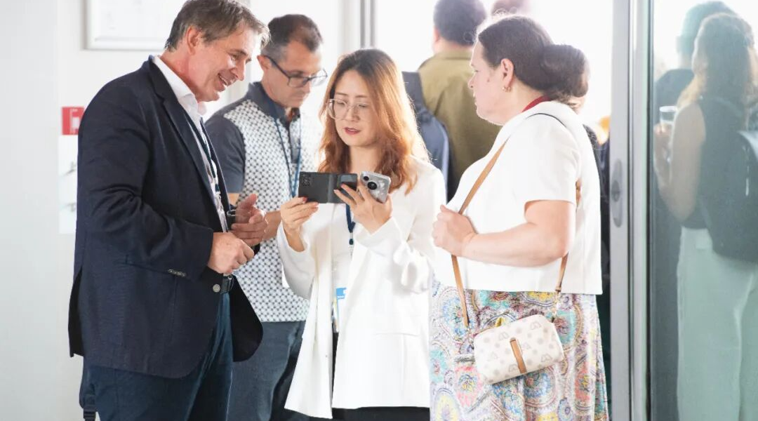 网龙展示了交互式AI数字人、普罗米休斯ActivPanel 