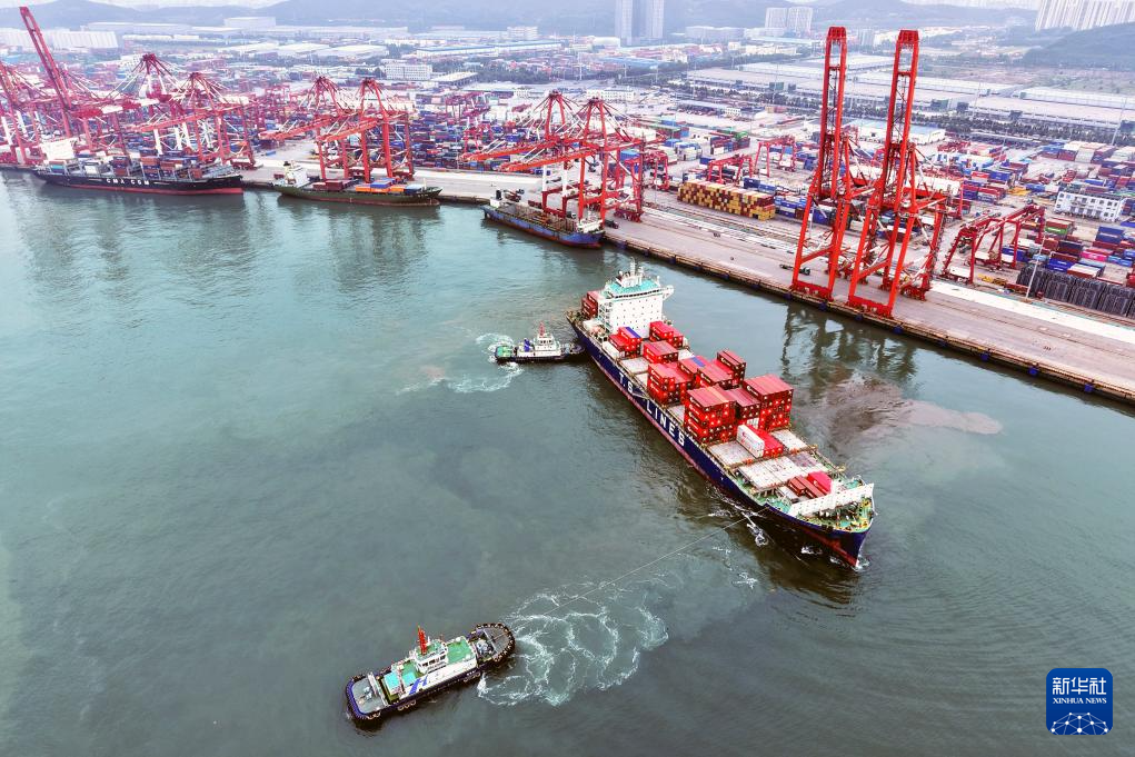 △ 9月8日，在山东港口集团青岛港，一艘装载外贸集装箱的货轮驶离泊位（无人机照片）。