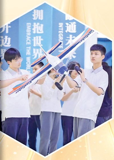 　　学生团队在制作航模。广东深圳明德实验学校供图