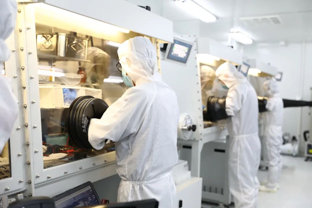 姚冀众在实验室研究钙钛矿电池技术。受访者供图